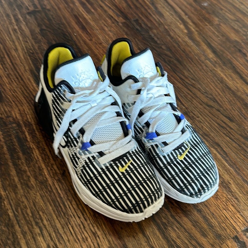 Nike Lebron Witness 6 - kids size 6Y
